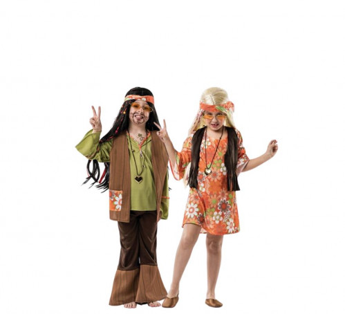 Casal de hippies com flores