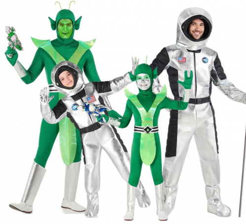 Grupo de astronautas e aliens