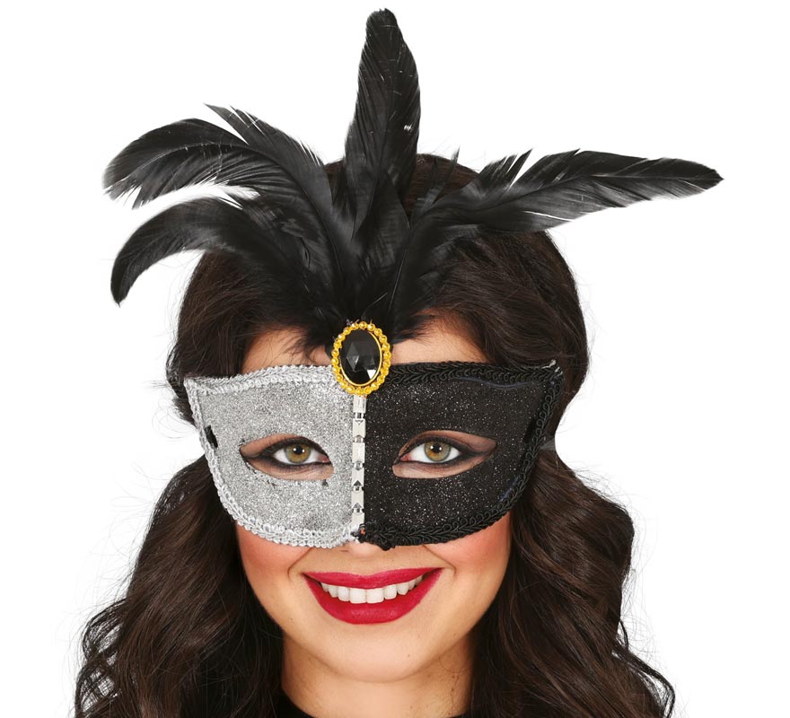 Máscara preta e branca com pena de adulto
