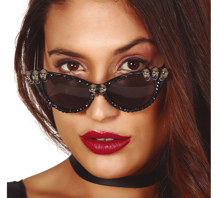 Óculos pretos com caveiras e pérolas