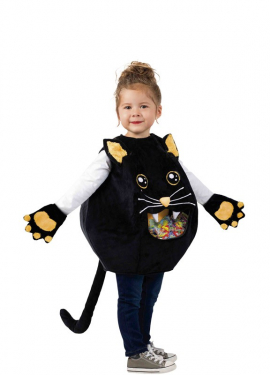 Fato de gatinho preto alimentando uma garota