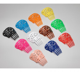 Small comb of 14x13 cm. assorted colors.