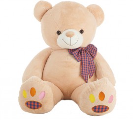Urso de pelúcia com pegadas em vários tamanhos