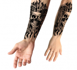 Tatuagem de caveira flamejante em preto e branco